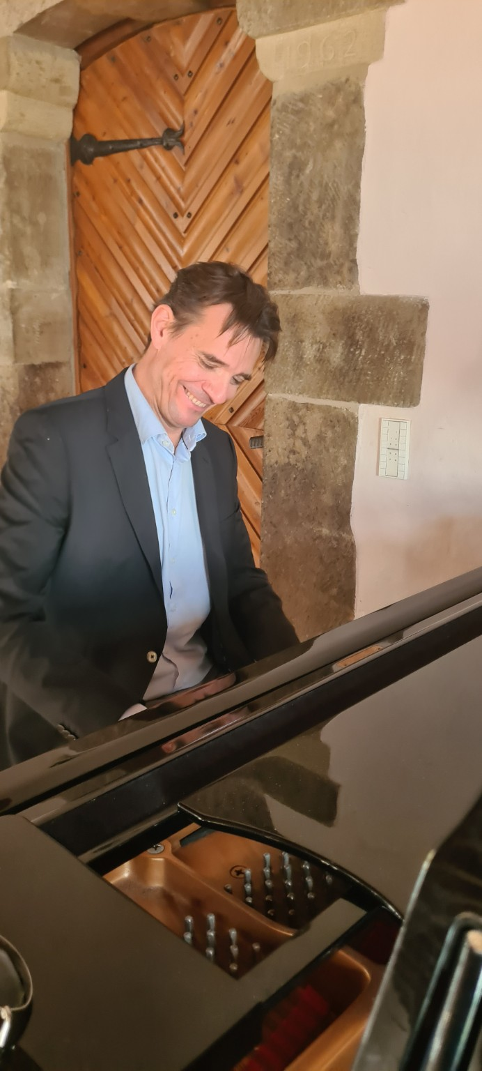 Daniel Röhm am Flügel im Kloster Schöntal